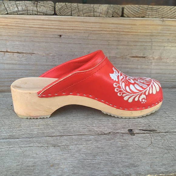 NEW Genuine red leather/white embroidered clogs handmade by artist in Hungary 7 - Picture 8 of 9